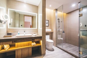 Superior Twin Room | Bathroom | Shower, hydromassage showerhead, free toiletries, hair dryer