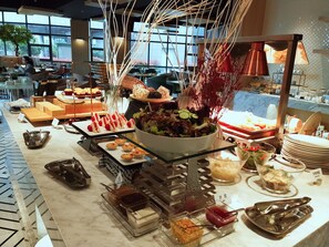 Daily buffet breakfast (CNY 48 per person)