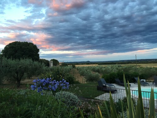Le Vieux Pressoir, gîte for 4 people near Uzès, peaceful vacation in the countryside.