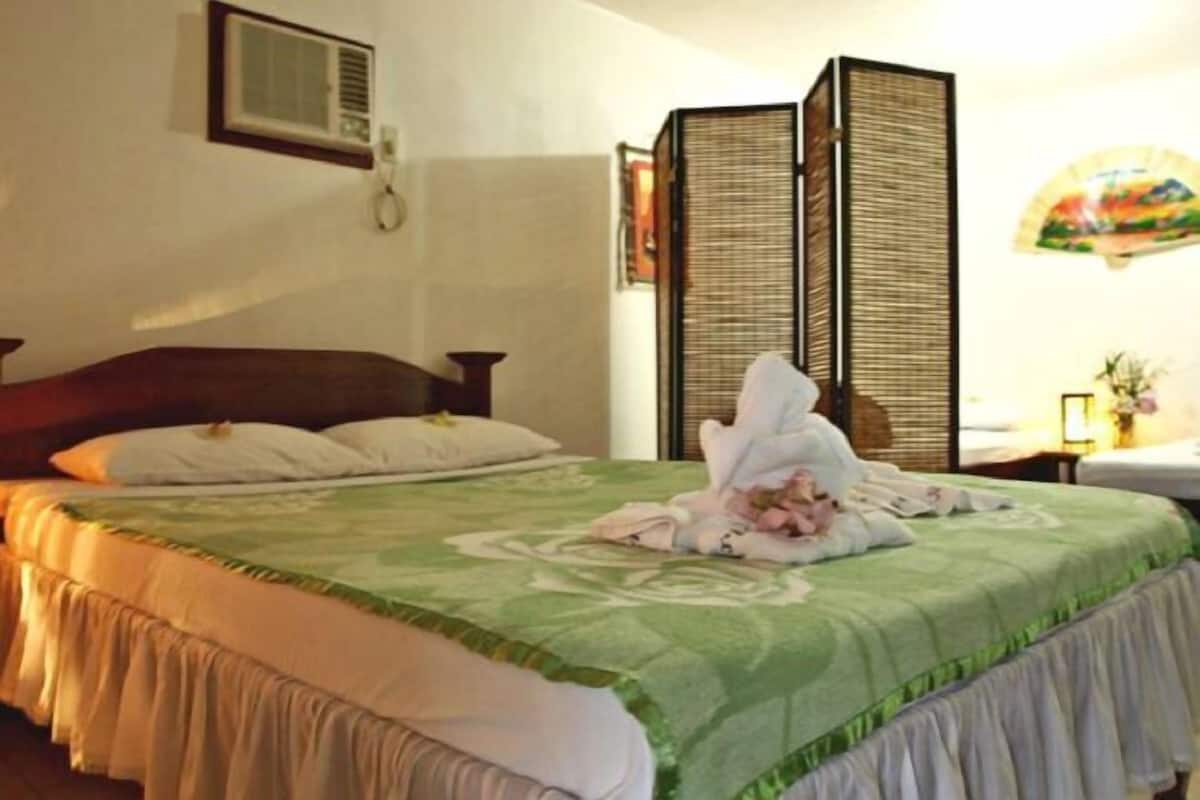 Minibar, két bảo mật tại phòng, bàn, bàn ủi/dụng cụ ủi quần áo