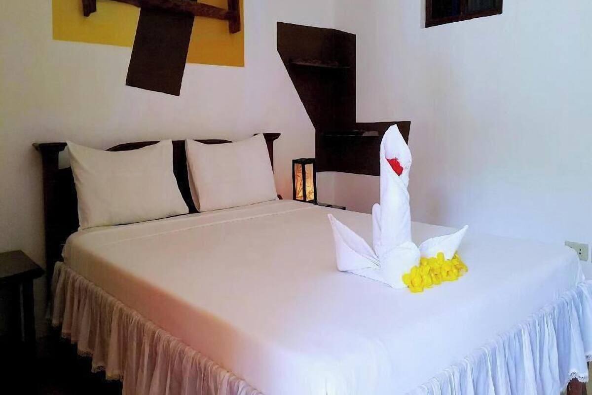 Minibar, in-room safe, desk, iron/ironing board