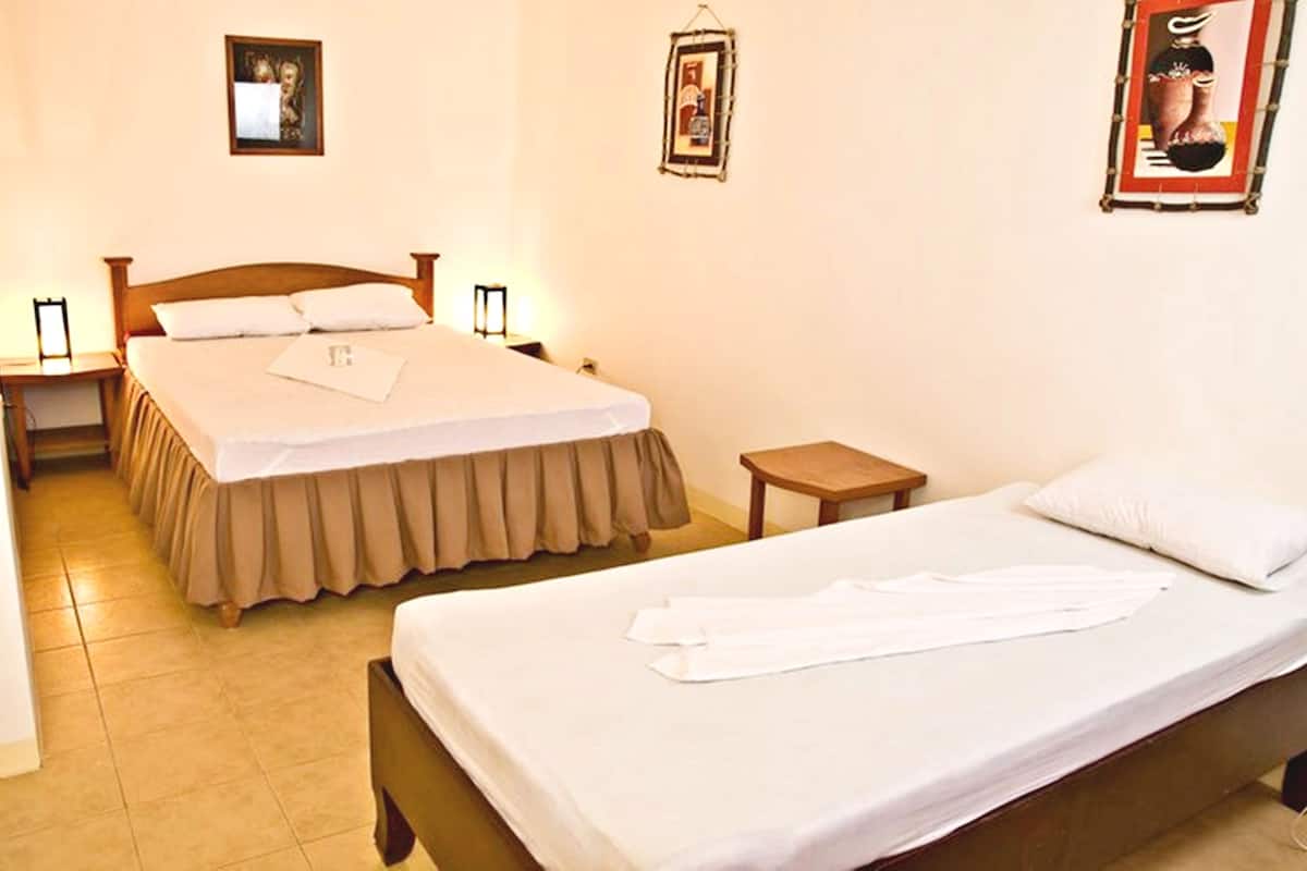 Minibar, una cassaforte in camera, una scrivania, ferro/asse da stiro