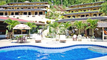 Piscine extérieure, parasols de plage, chaises longues