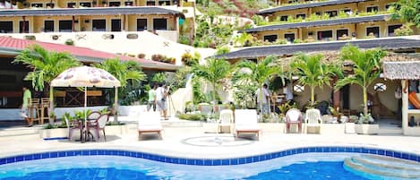 Piscine extérieure, parasols de plage, chaises longues