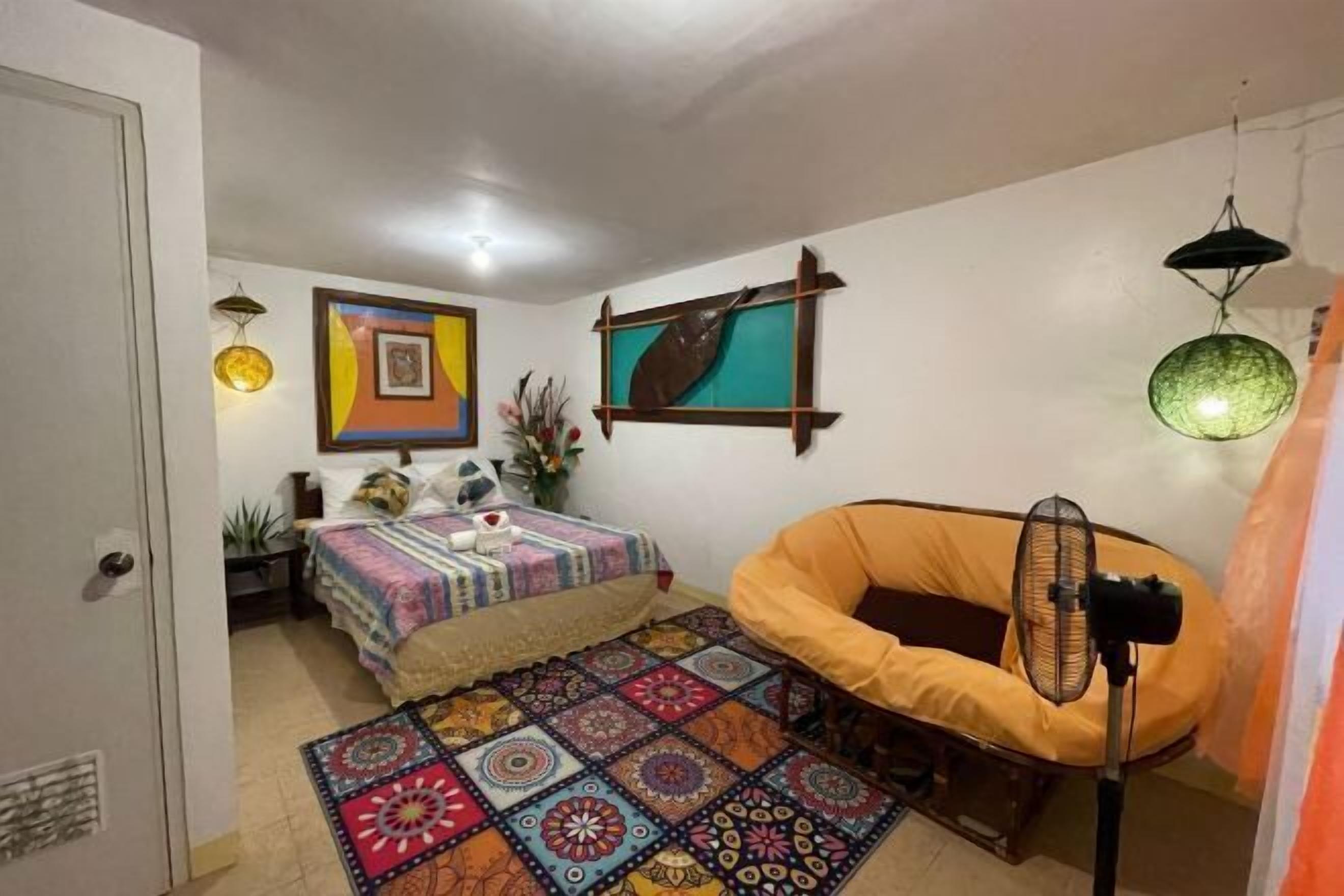 Minibar, pengeskab på værelset, skrivebord, strygejern/strygebræt