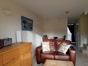 DVD player - Fantastic for a seaside getaway within easy reach of the cliff-top & access to the sea front & beach (Cromer)