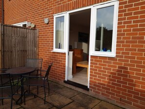 Outdoor dining - Fantastic for a seaside getaway within easy reach of the cliff-top & access to the sea front & beach (Cromer)