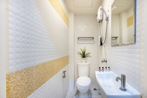 Standard Room  | Bathroom | Shower, designer toiletries, hair dryer, bidet - De Lavender Bangkok Hotel (Bangkok)