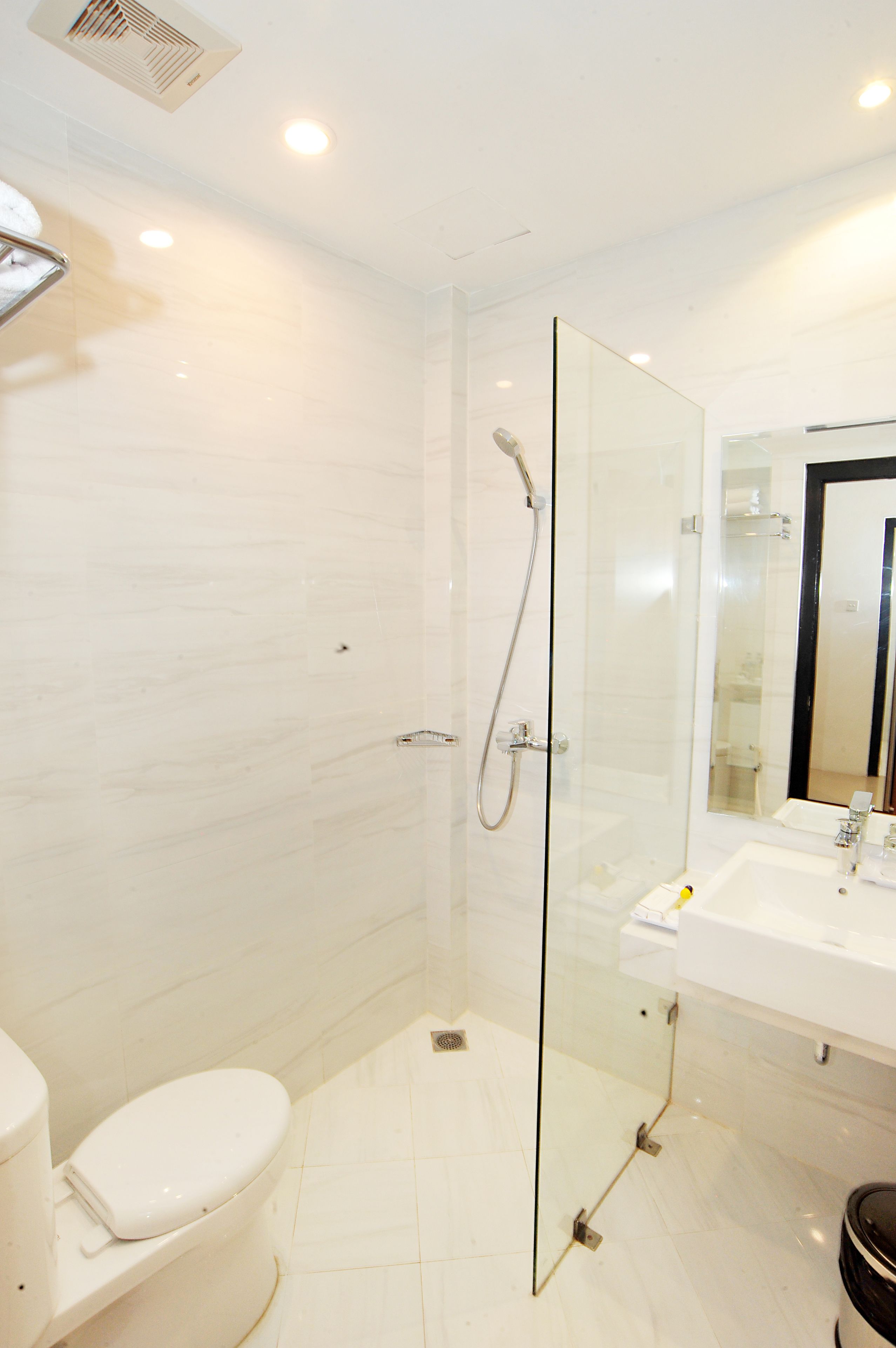 Shower, free toiletries, slippers, bidet