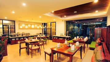 供应早餐、午餐和晚餐,本地与国际菜