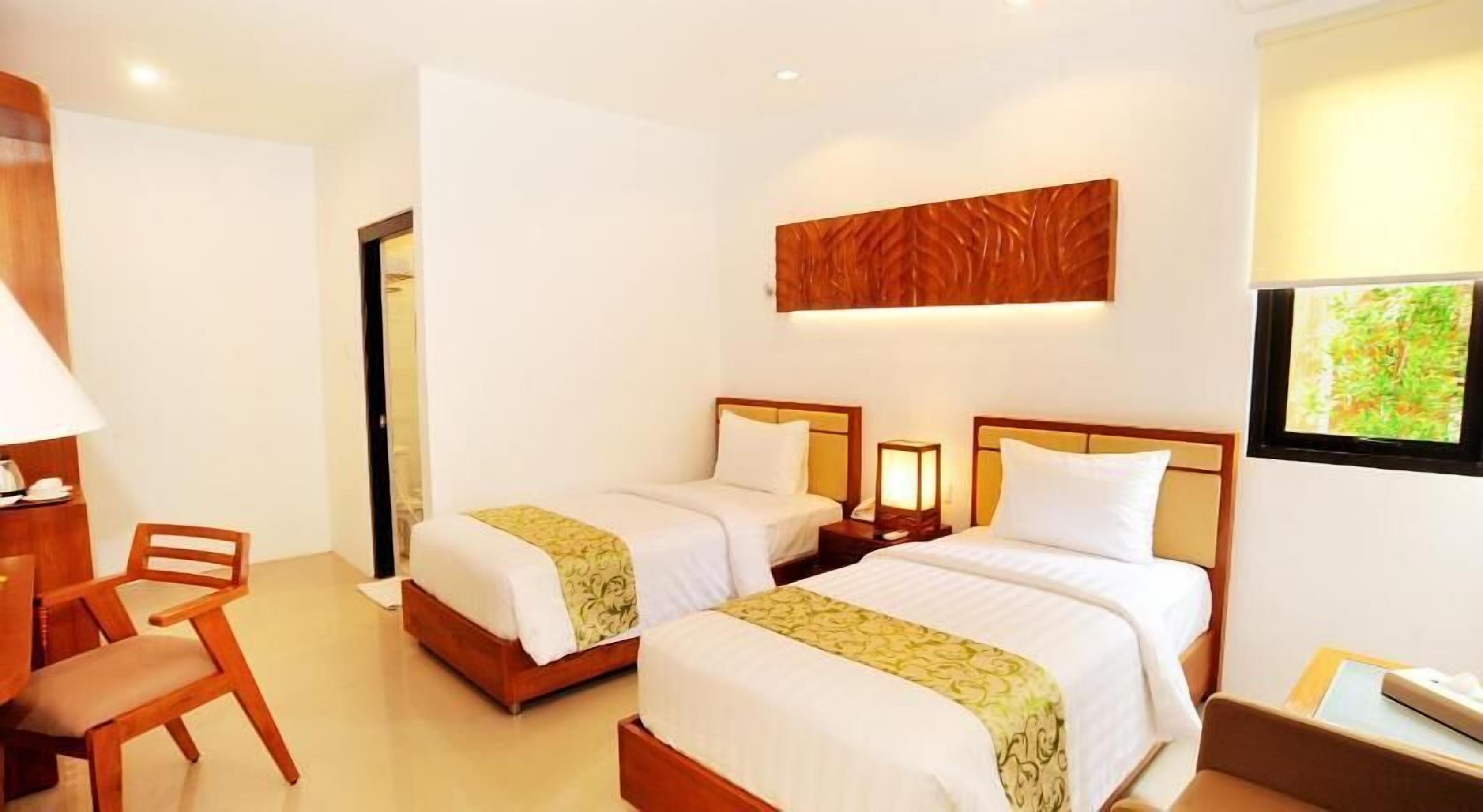Bar mini, peti besi dalam bilik, meja, ruang kerja komputer riba 