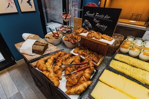 Tägliches Frühstücksbuffet gegen Gebühr