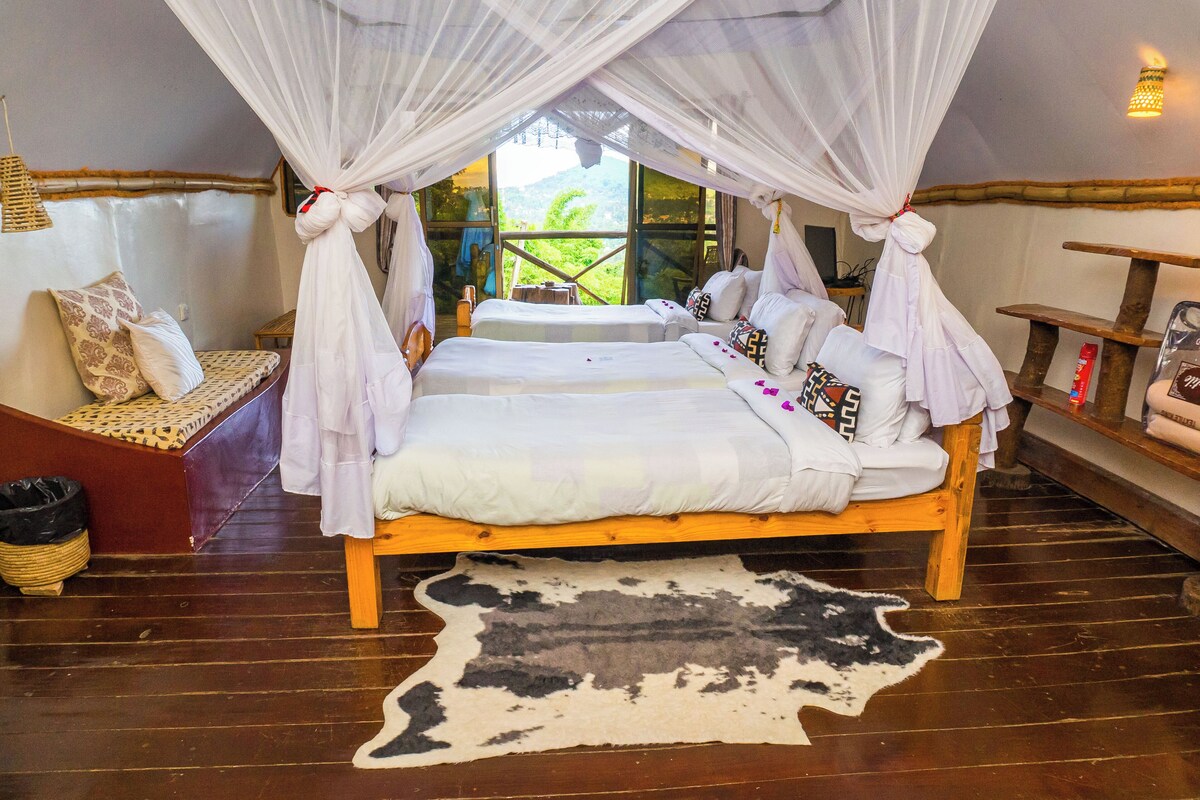 Triple Room, Balcony | Private kitchen