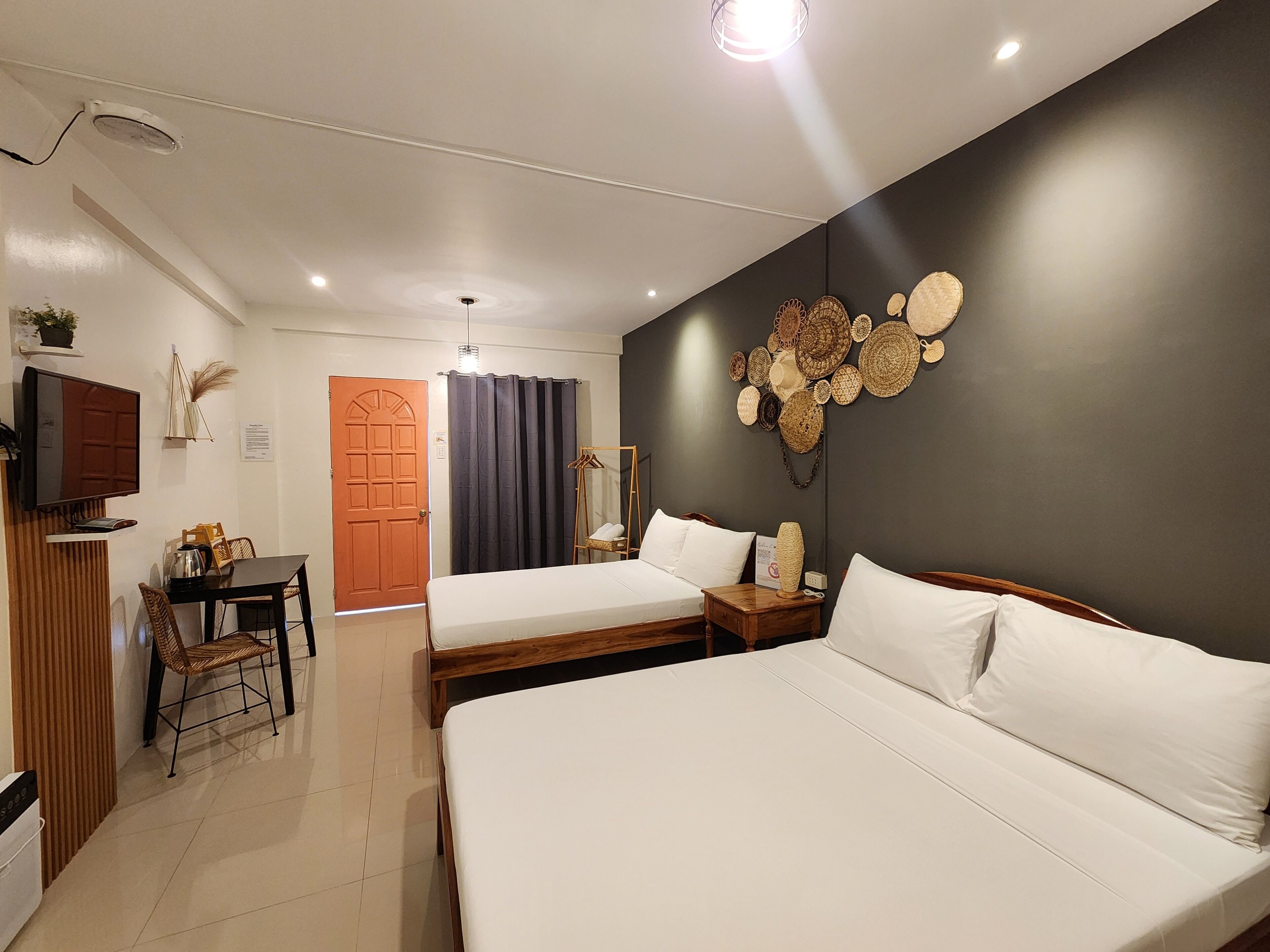 스탠다드 쿼드룸, 더블침대 2개 | 책상, 다리미/다리미판