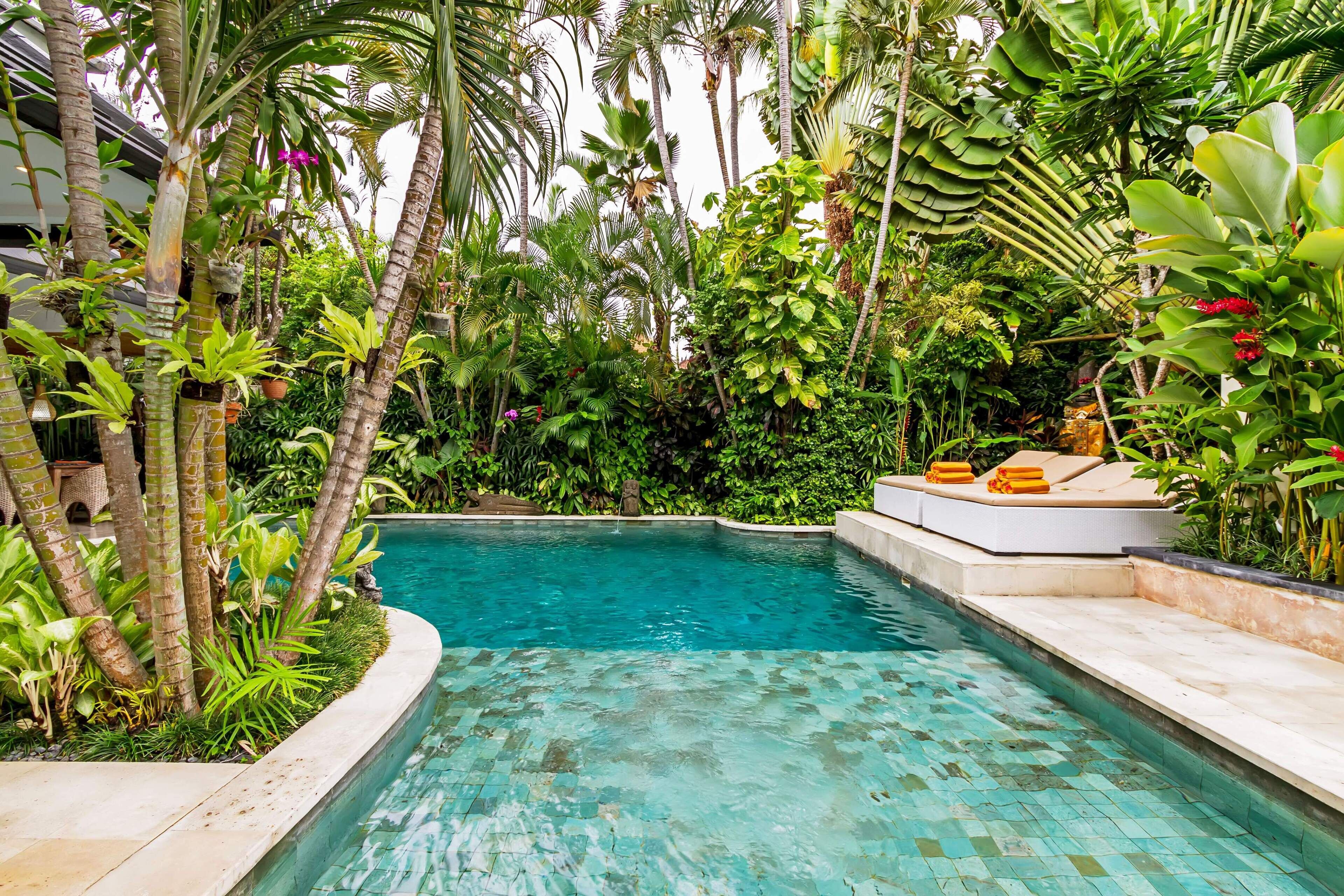 حمّام سباحة خارجي، مقاعد للتشمس