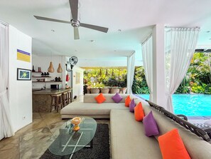 Villa, 5 habitaciones | Área de sala de estar | Televisión de pantalla plana y reproductor de DVD 