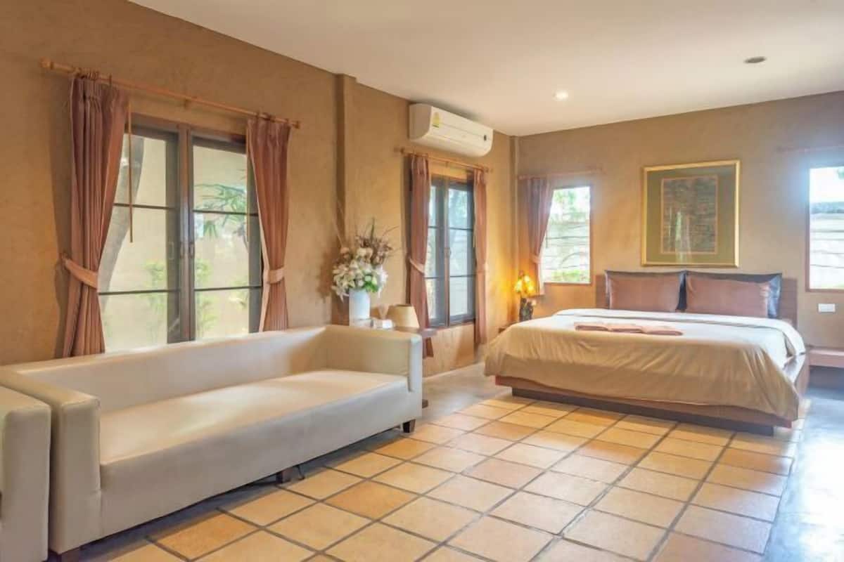 Escritorio, wifi gratis y ropa de cama