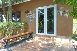 ห้องสแตนดาร์ดทริปเปิล, เตียงควีนไซส์ 1 เตียง และโซฟาเบด | วิวสวน