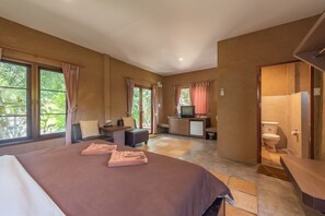 Standard Double Room, 1 Queen Bed | Bathroom | Shower, free toiletries, bidet, towels