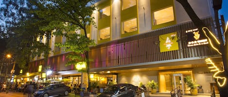 施設の正面 (日没後)