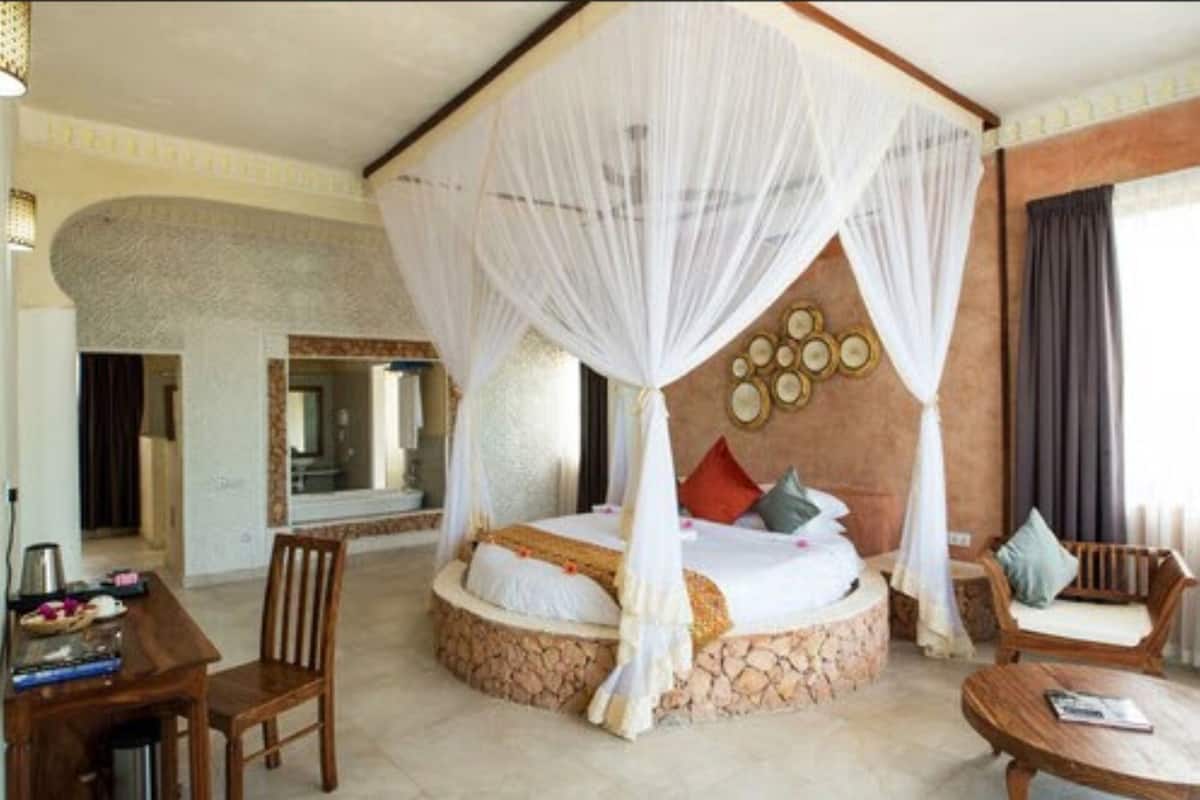 Villa, 2 Bedrooms, Private Pool | 1 bilik tidur, peralatan tempat tidur premium, bar mini