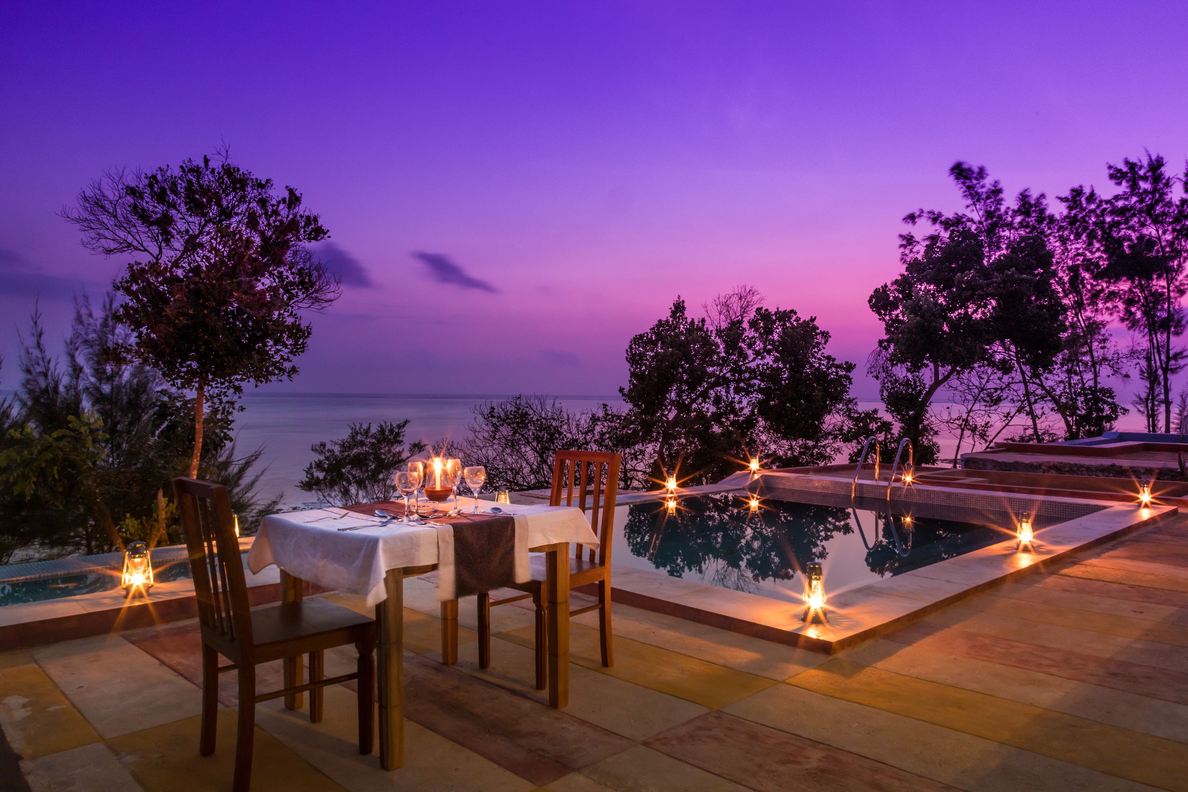 Una piscina al aire libre, tumbonas