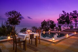 Outdoor pool, pool loungers - Moja Tuu The Luxury Villas & Nature Retreat (Kiwengwa)