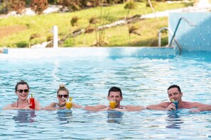 Kolam renang outdoor, dengan kursi berjemur