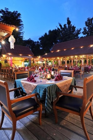 Breakfast, dinner served; international cuisine, pool views - Mae Yom Palace Hotel (Phrae)