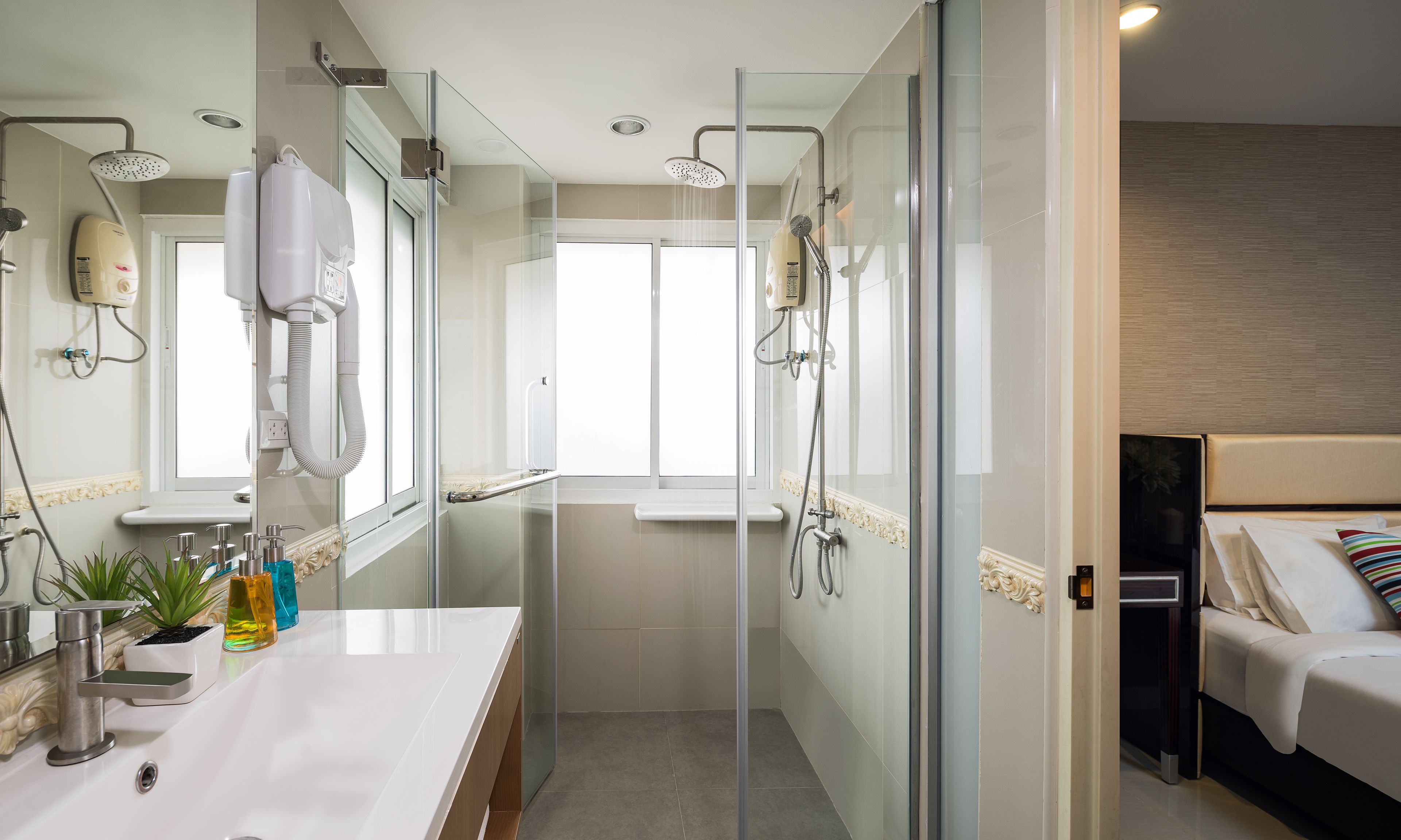 Shower, free toiletries, towels