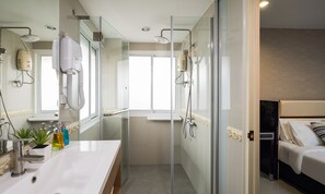 Ducha, artículos de tocador gratuitos, toallas