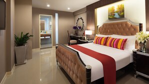 Quarto de hotel espaçoso com uma cama grande, mesa de cabeceira, espelho e vista para o banheiro.