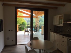 Appartamento Superior (Type B) | Cucina privata | Frigorifero, microonde, piano cottura, macchina per tè/caffè