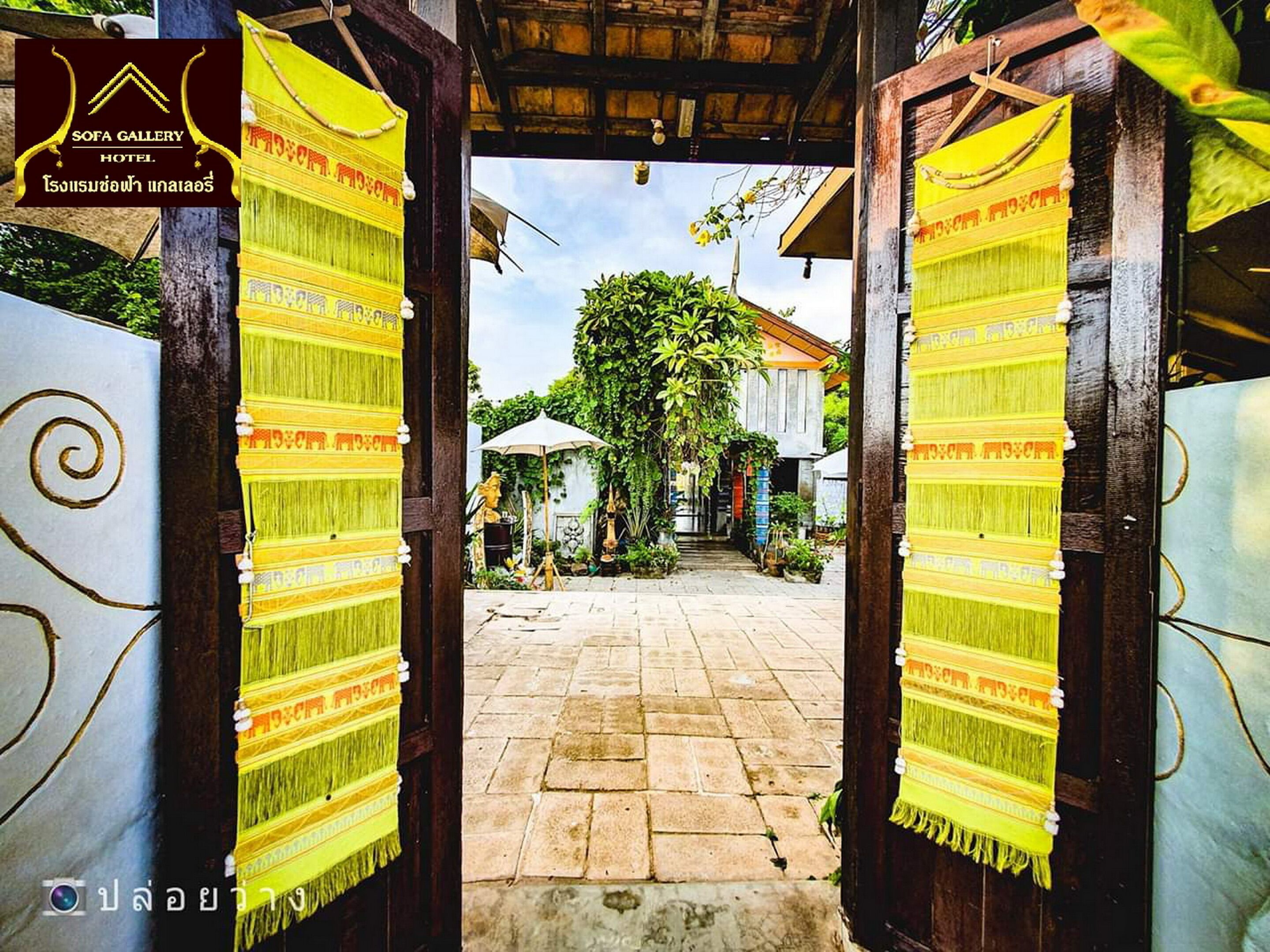 Vista frontal de la propiedad por la tarde o noche