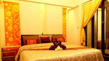 Une chambre d’hôtel avec un lit, des oreillers et un rideau.