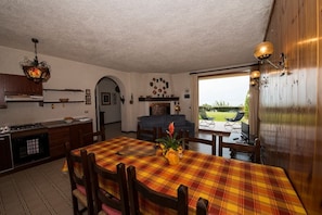 Apartment (Type B2) | Living room | 27-inch flat-screen TV with cable channels, TV - Residence Gianni (Torri del Benaco)