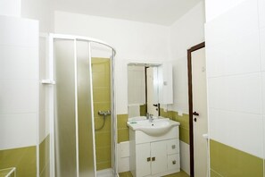 Apartment (Type B2) | Bathroom | Bidet, towels - Residence Gianni (Torri del Benaco)