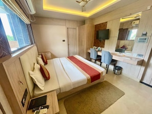 Desk, soundproofing, free WiFi, bed sheets - Hotel Royal Bengal (Bolpur)