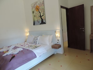 Villa, 2 chambres | Minibar, coffres-forts dans les chambres, bureau