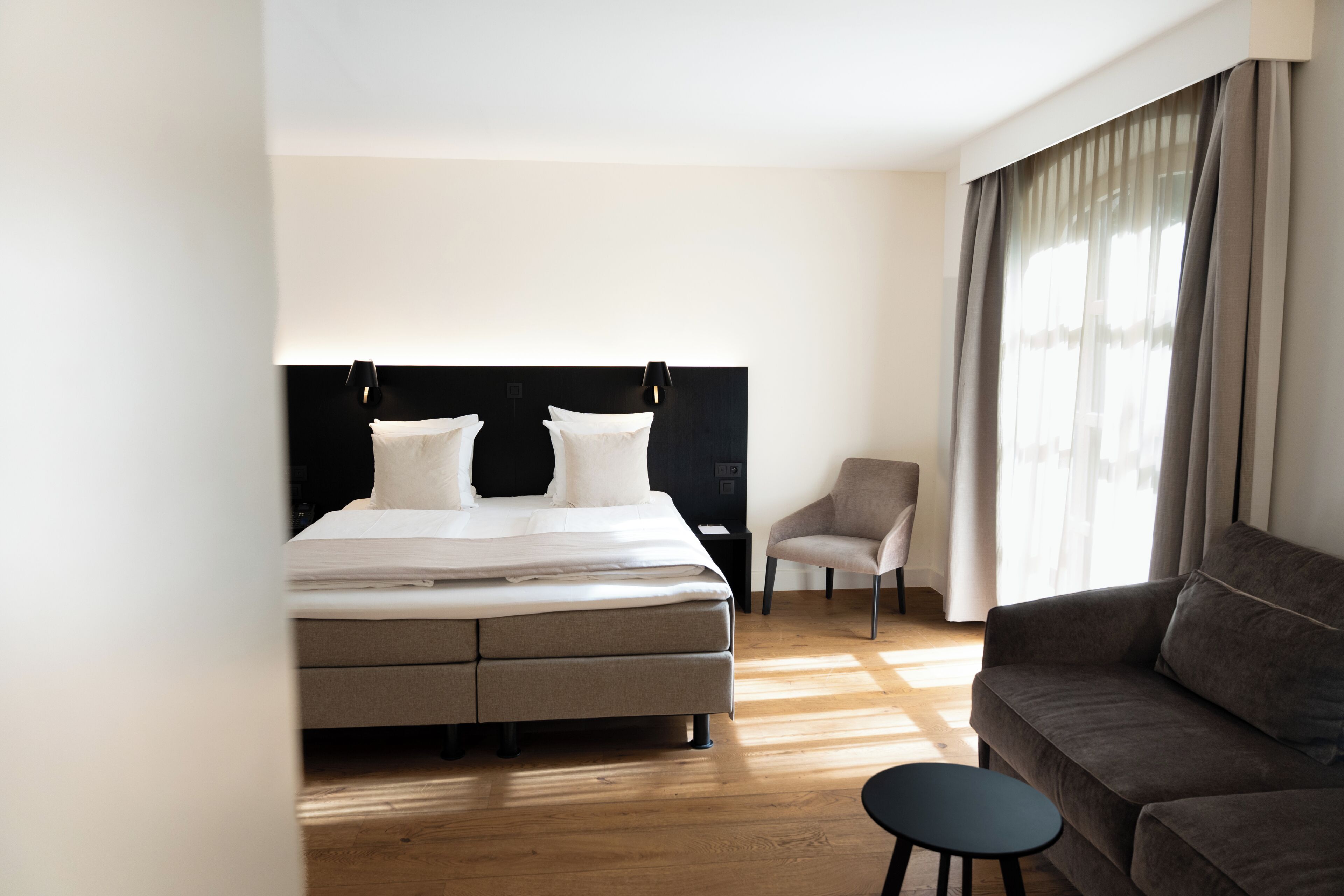 Rom – junior | Minibar, safe på rommet, skrivebord og strykejern/-brett