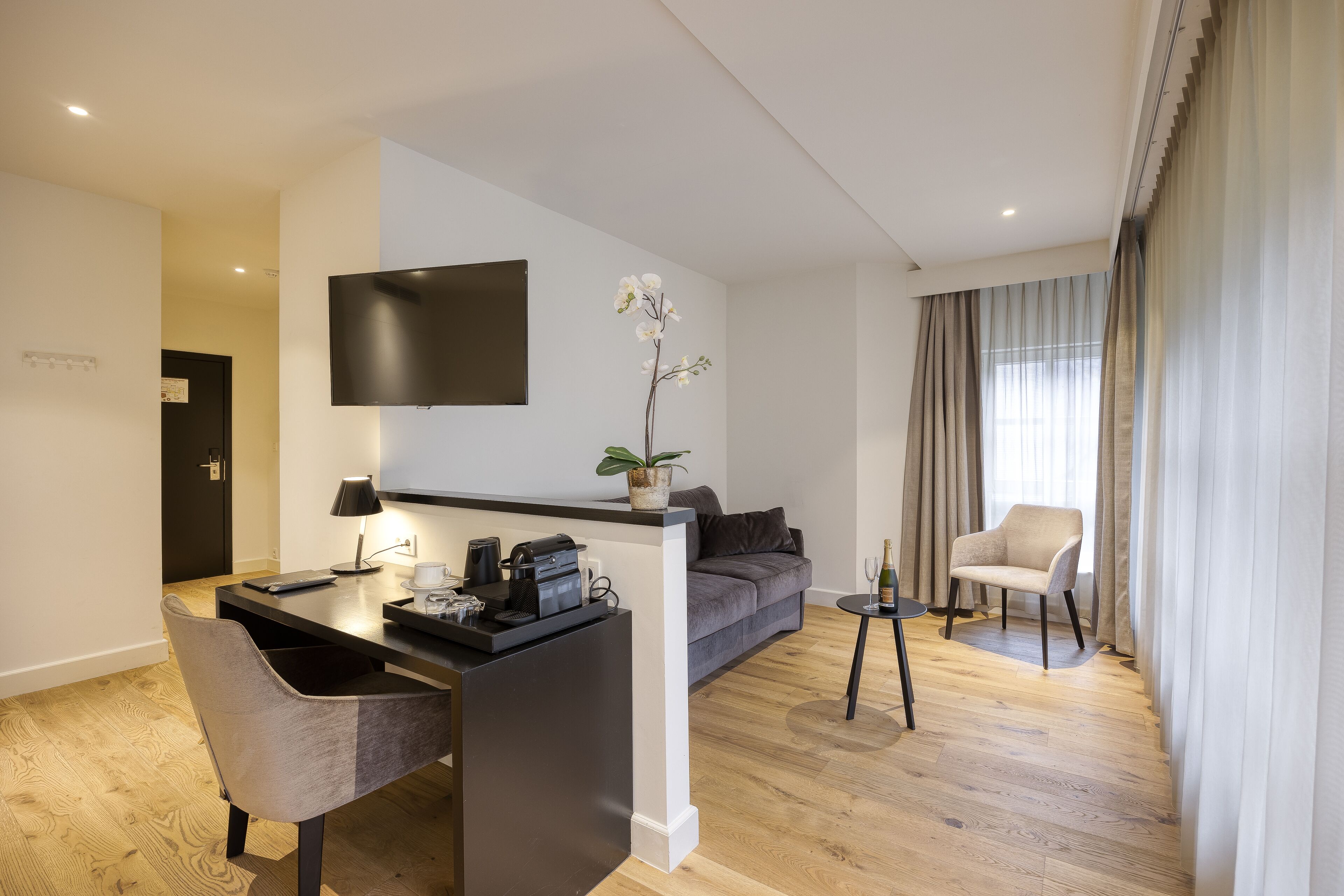 junior room | minibar, in-room safe, desk, iron/ironing board