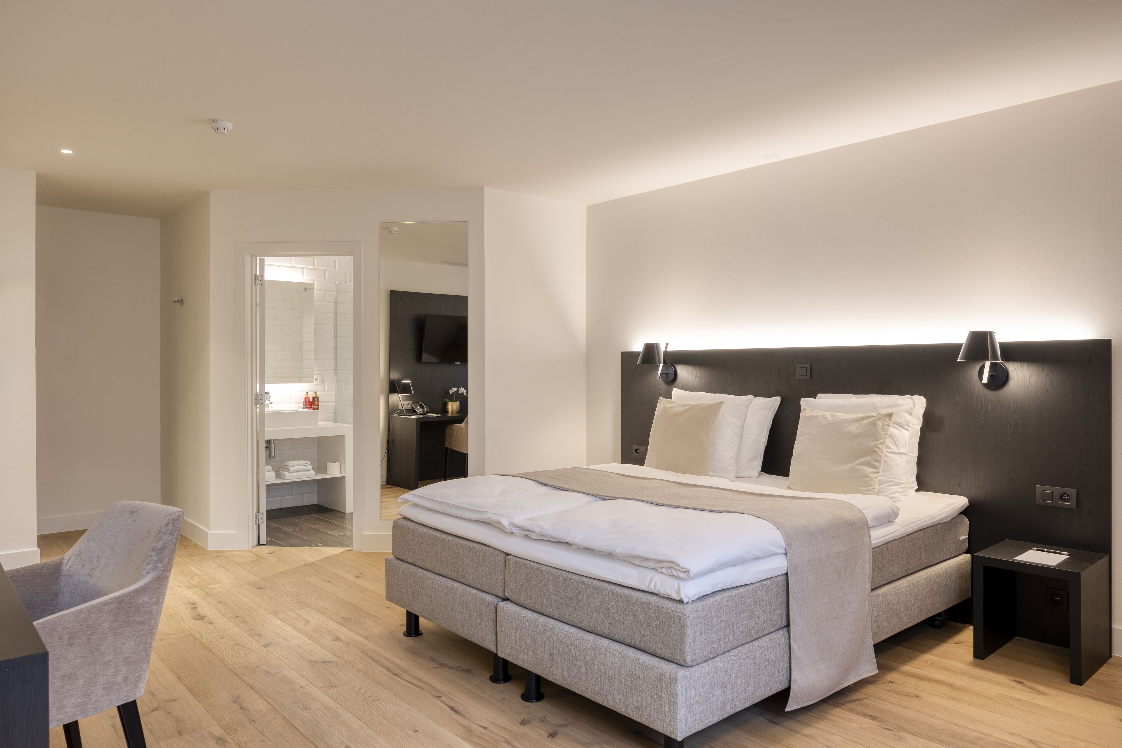 classic room, 1 queen bed | minibar, in-room safe, desk, iron/ironing board