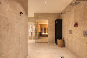Behandelingskamers voor koppels, een sauna, een stoombad