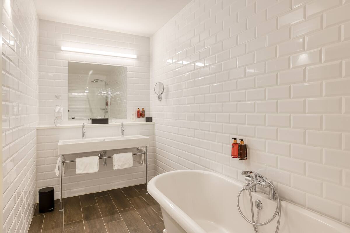 junior room | bathroom | free toiletries, hair dryer, towels