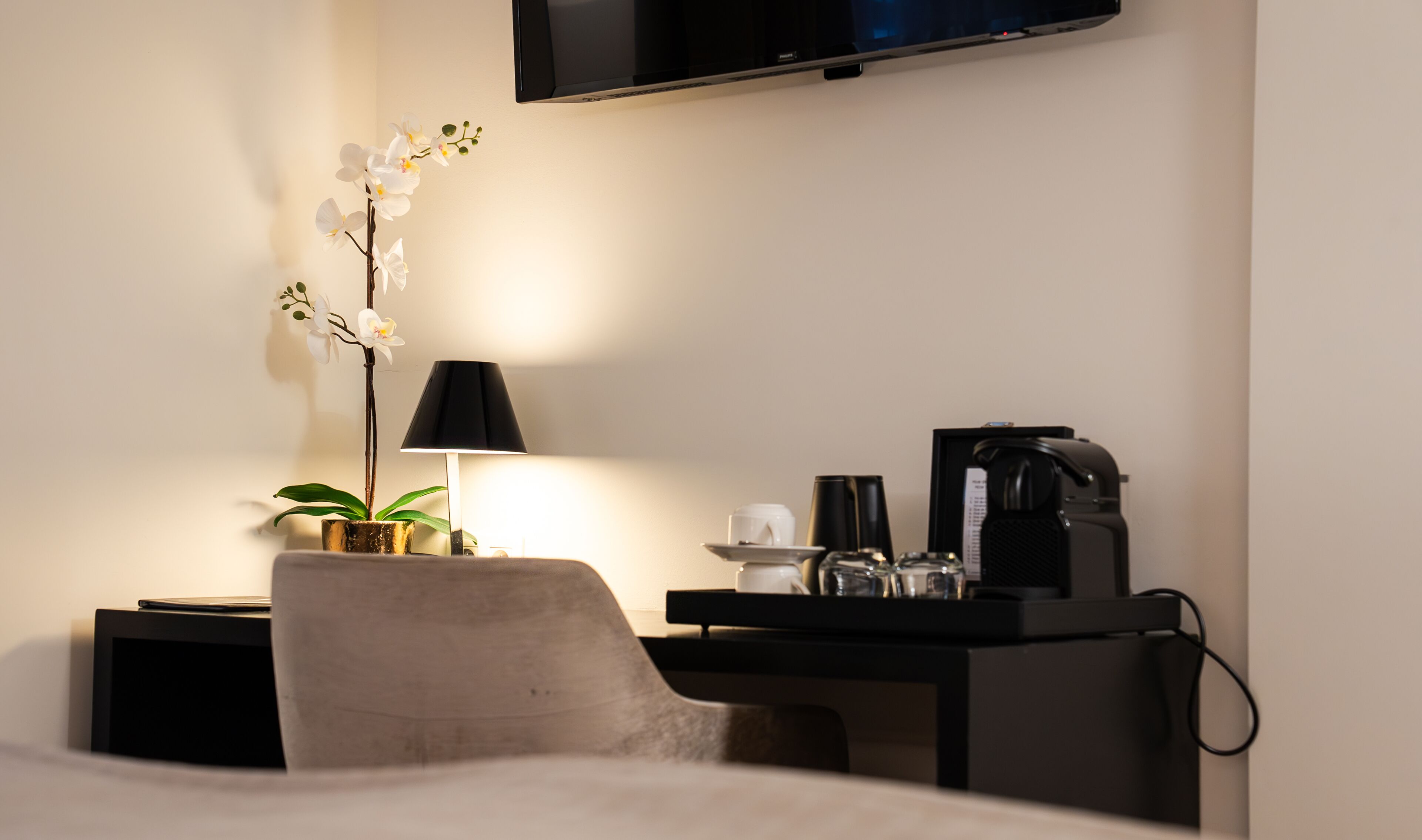 comfort room, 1 queen bed | minibar, in-room safe, desk, iron/ironing board