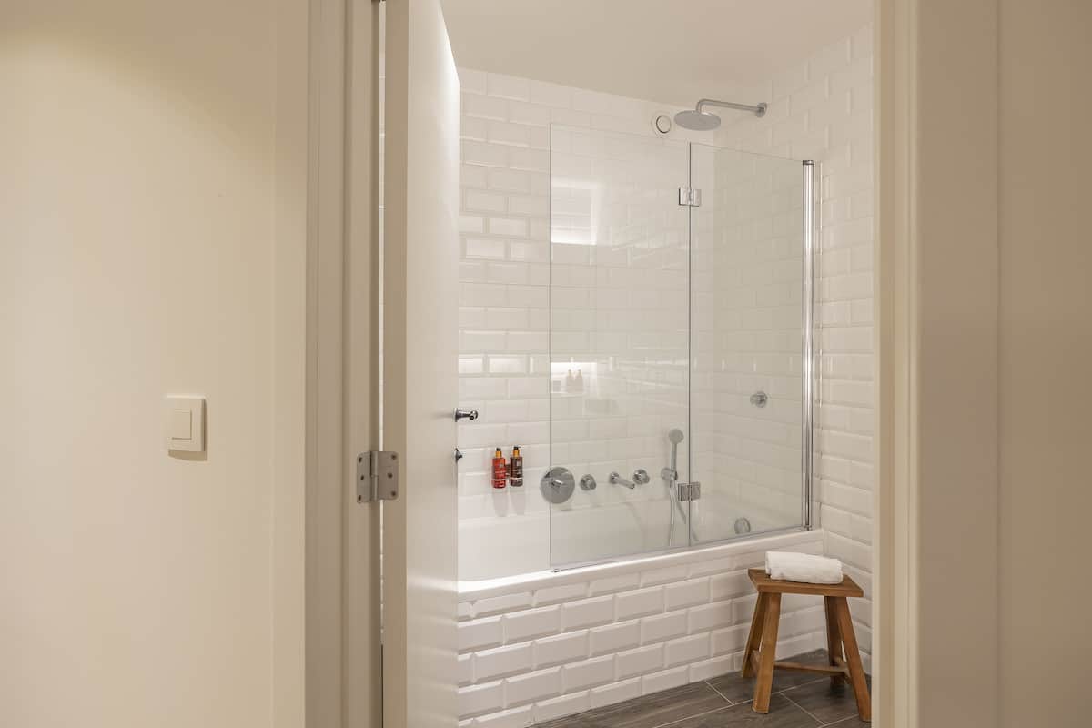 superior room, 1 queen bed | bathroom | free toiletries, hair dryer, towels