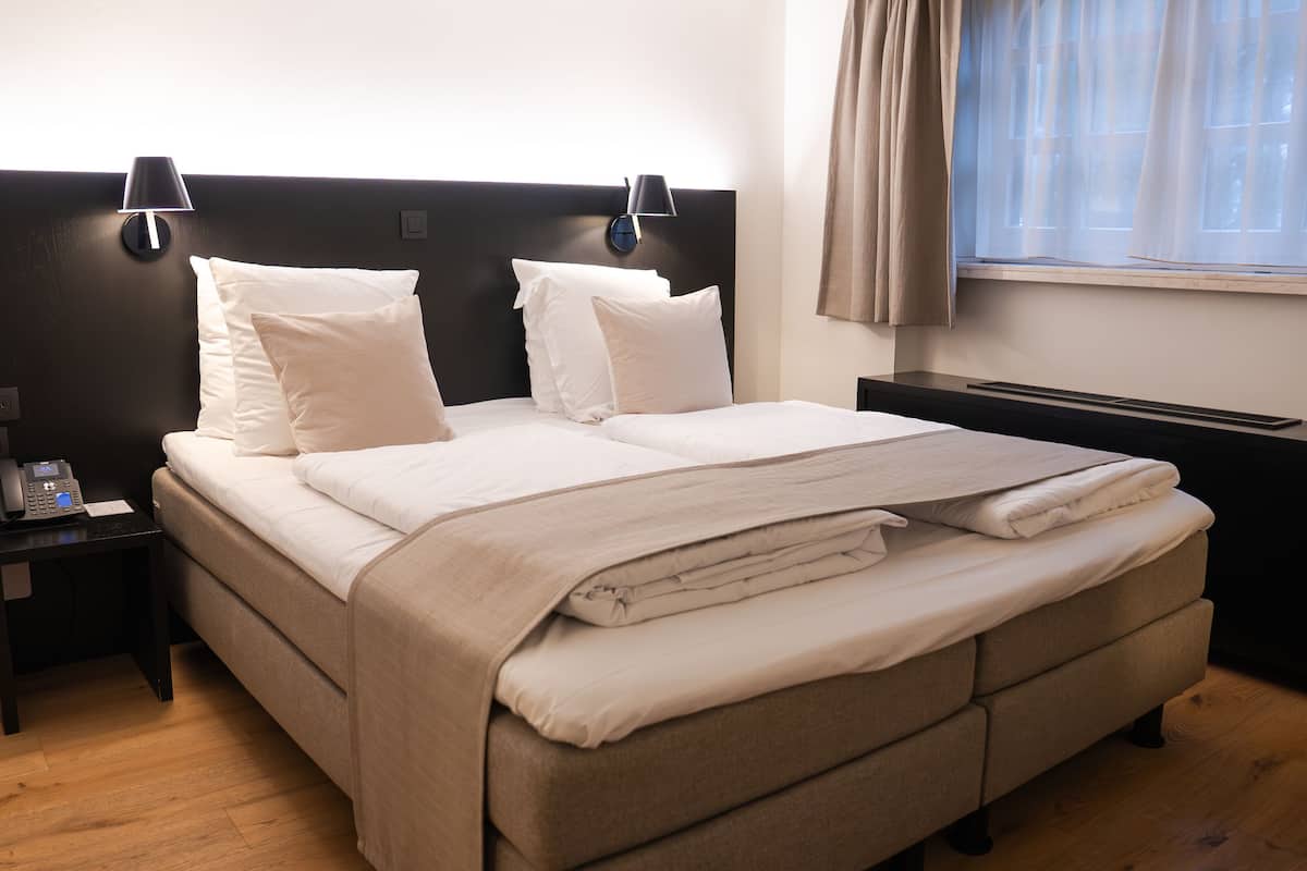 comfort room, 1 queen bed | minibar, in-room safe, desk, iron/ironing board