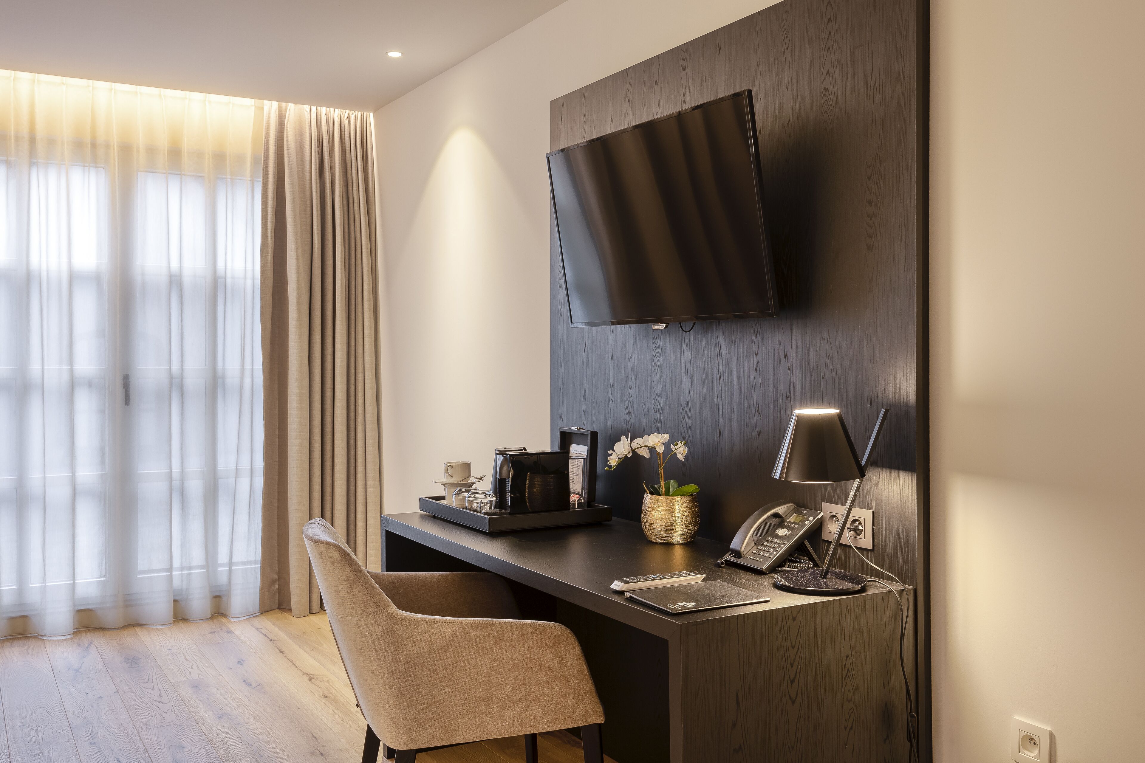 classic room, 1 queen bed | minibar, in-room safe, desk, iron/ironing board