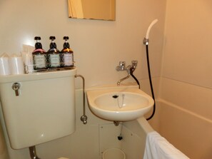 Combined shower/tub, deep soaking tub, free toiletries, hair dryer - Hotel Suntargas Otsuka (Tokyo)