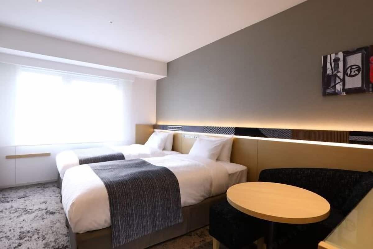 Premium bedding, down duvets, in-room safe, iron/ironing board